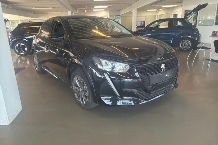 Sort Peugeot e-208 fra 2023