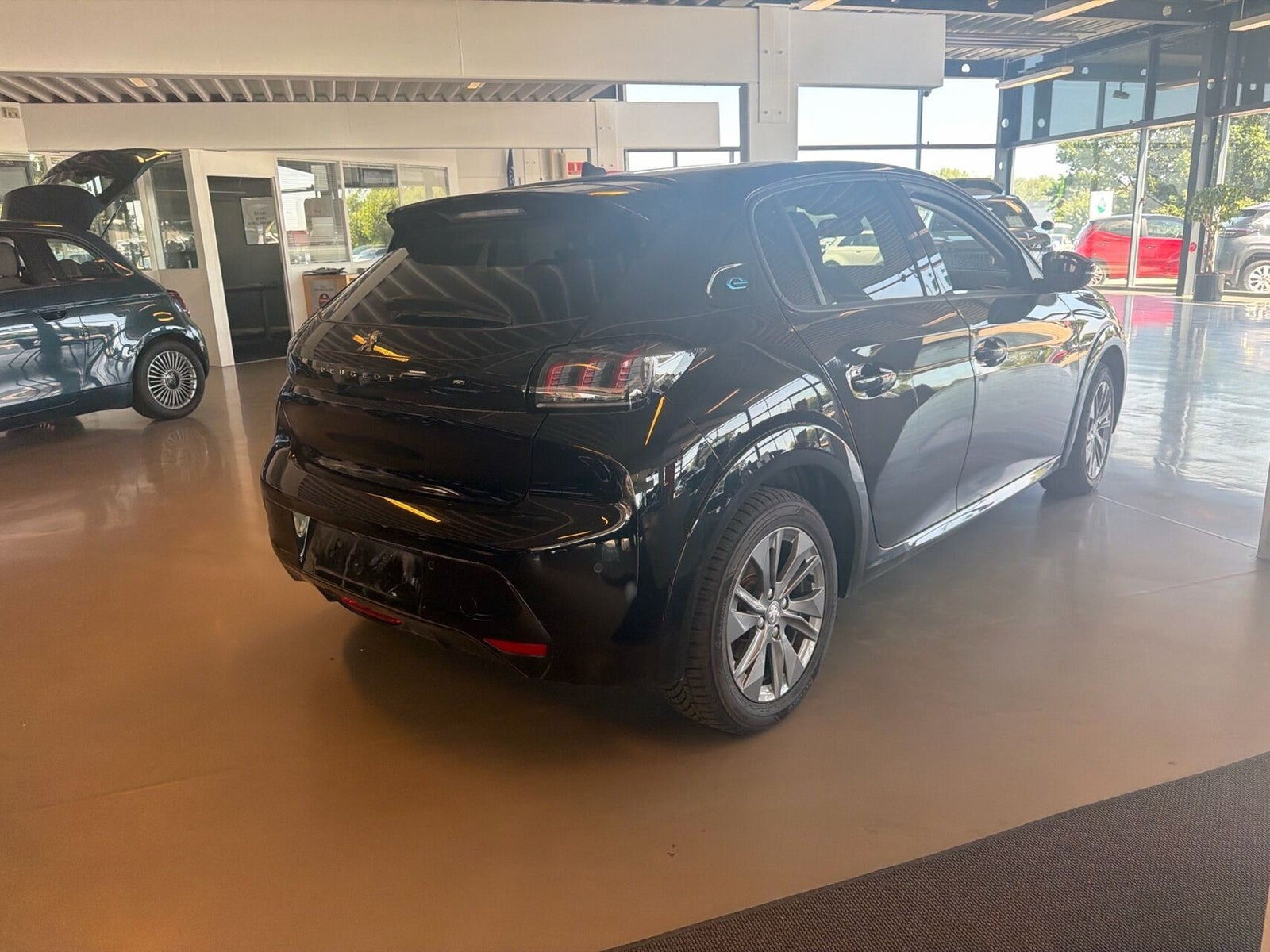 Sort Peugeot e-208 fra 2023