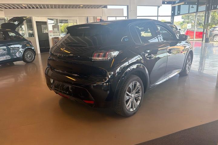 Sort Peugeot e-208 fra 2023