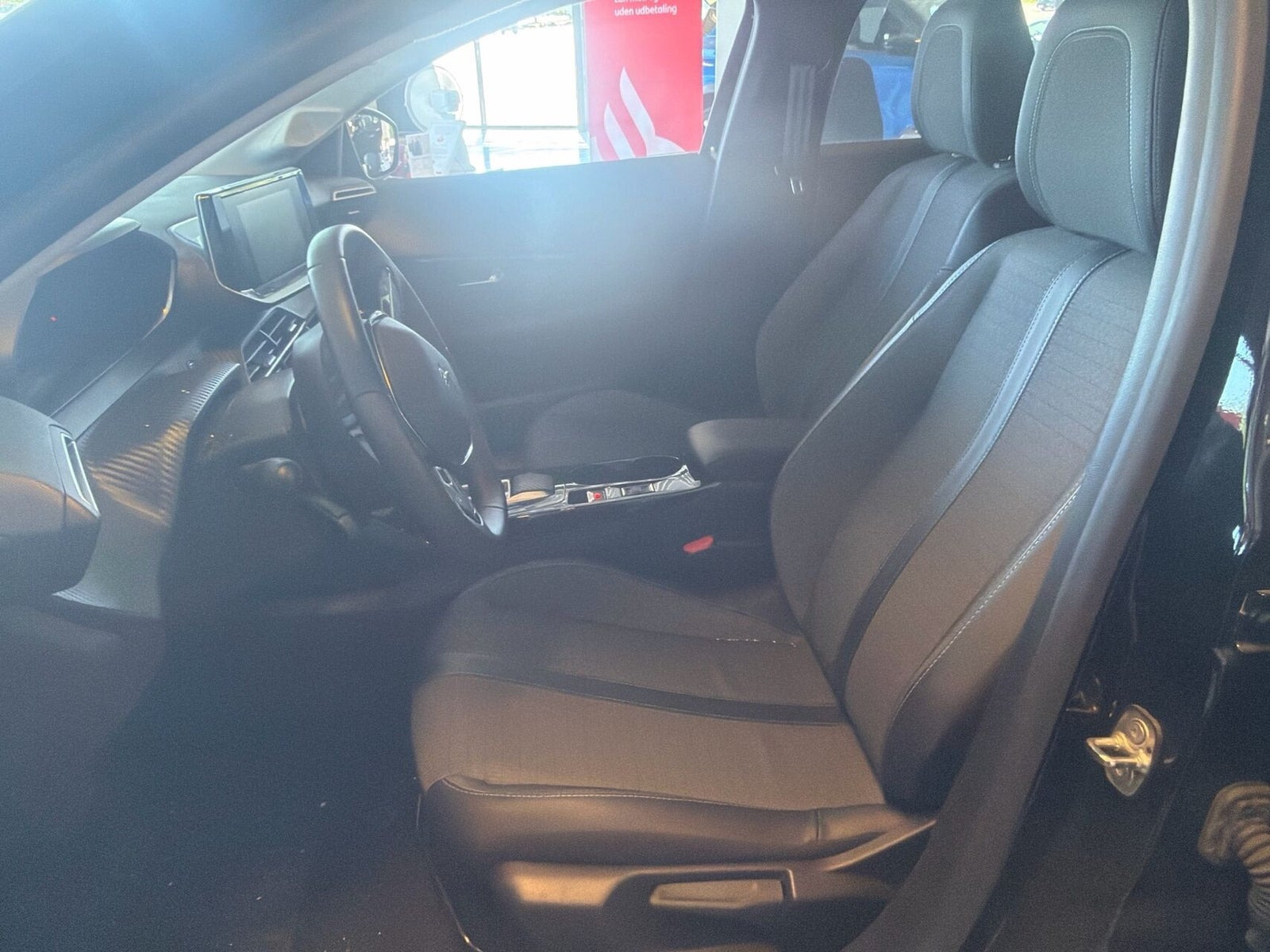 Sort Peugeot e-208 fra 2023