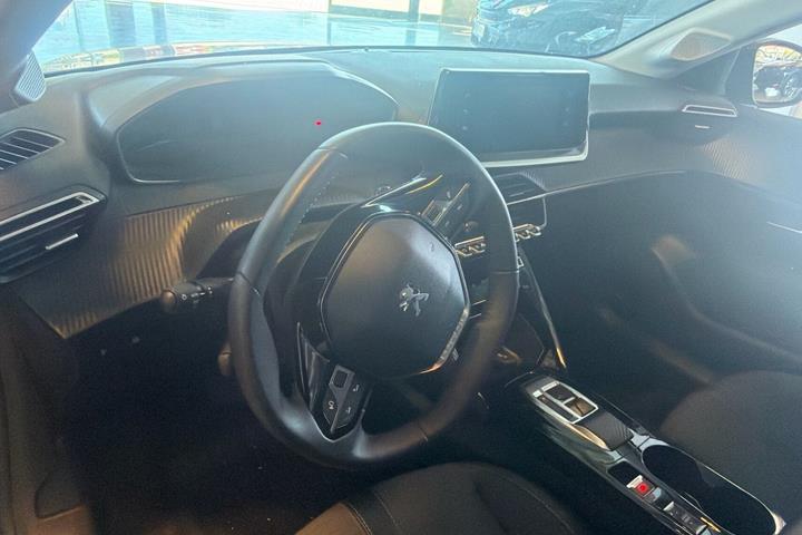 Sort Peugeot e-208 fra 2023