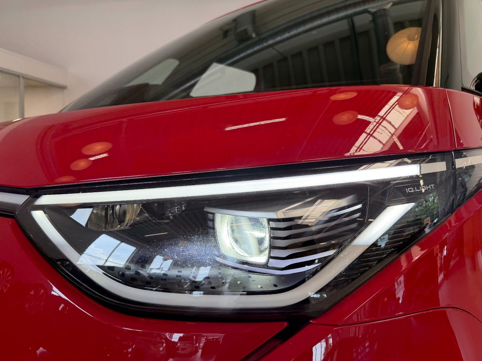 Rød VW ID.Buzz fra 2025