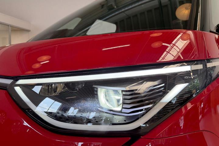 Rød VW ID.Buzz fra 2025