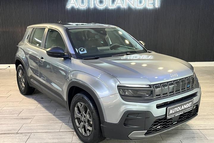 Sølv Jeep Avenger fra 2023 set udefra