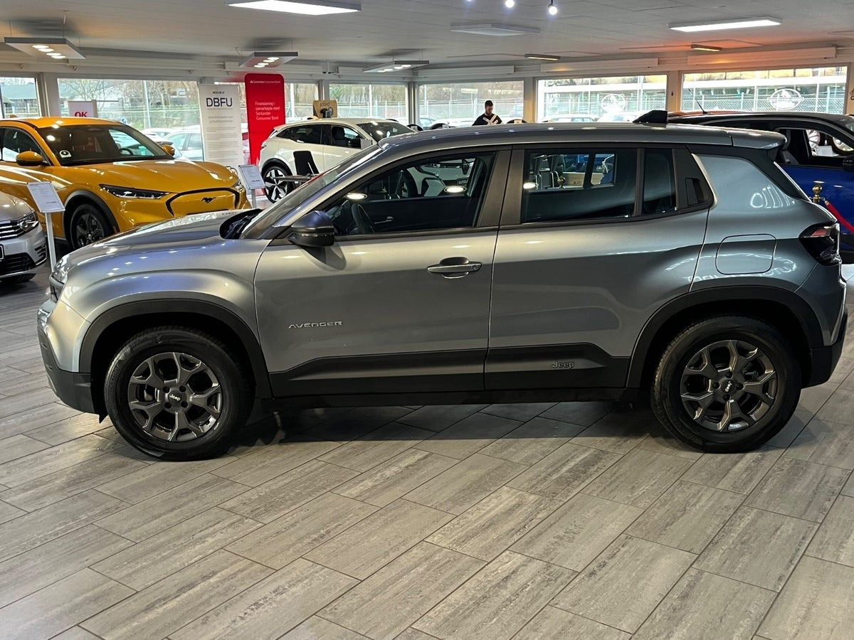 Sølv Jeep Avenger fra 2023
