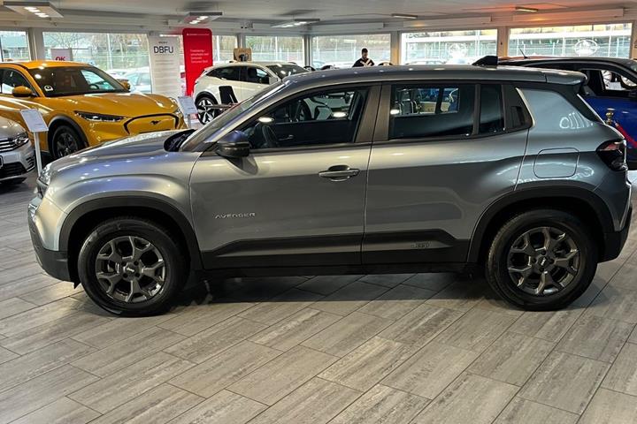 Sølv Jeep Avenger fra 2023