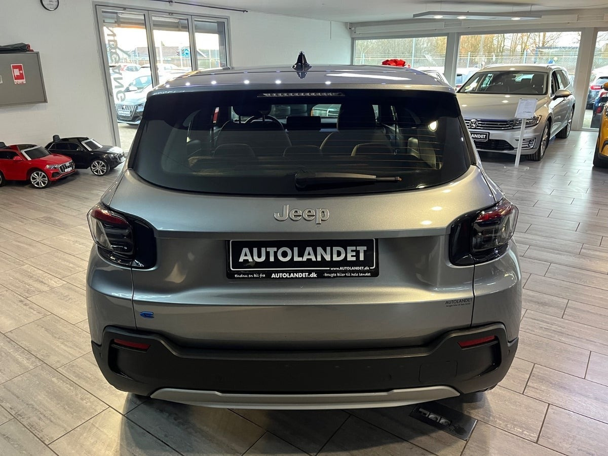Sølv Jeep Avenger fra 2023