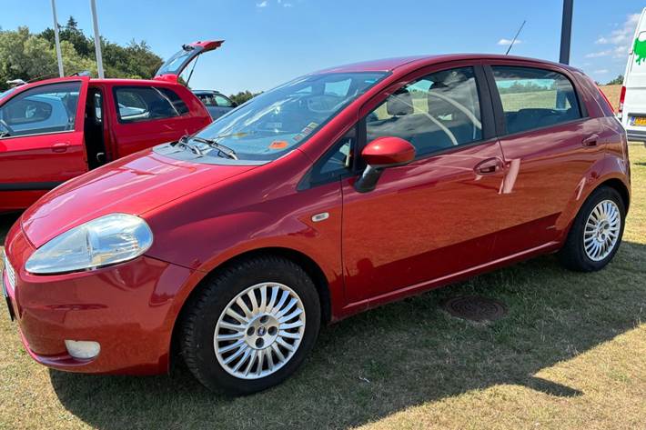 Rød Fiat Punto fra 2006