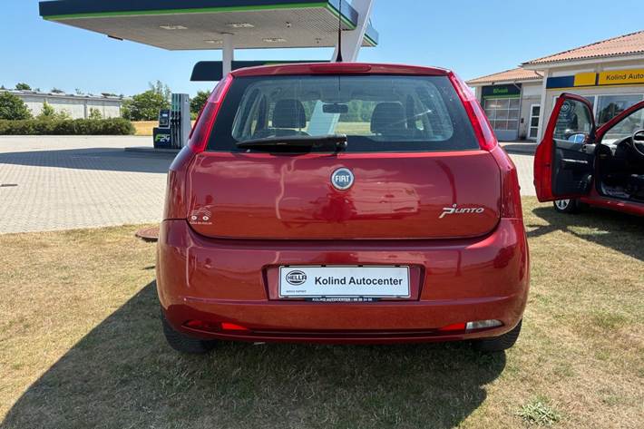 Rød Fiat Punto fra 2006