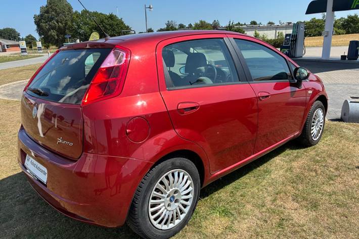 Rød Fiat Punto fra 2006