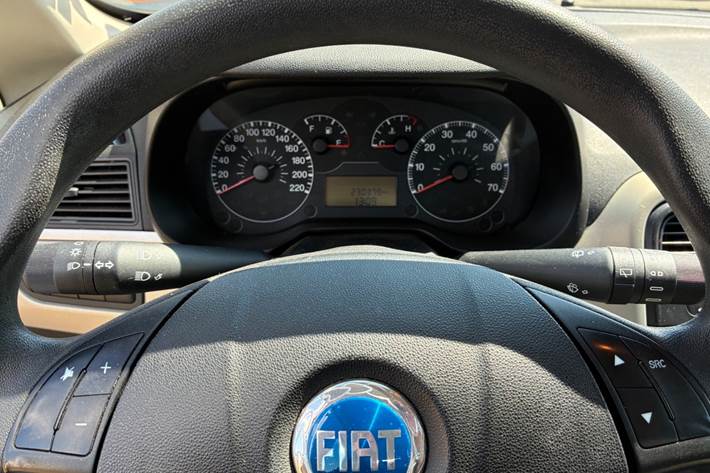 Rød Fiat Punto fra 2006