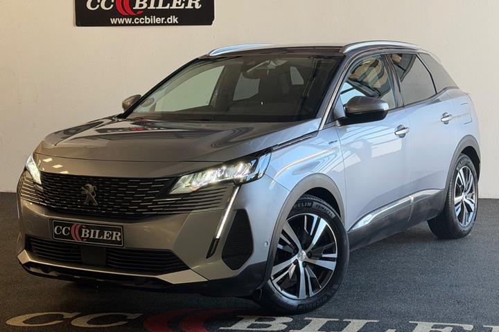 Sølv Peugeot 3008 fra 2021 set udefra