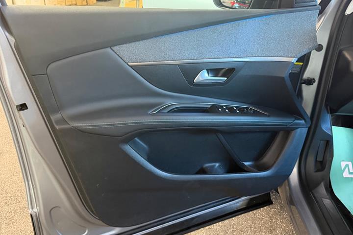 Sølv Peugeot 3008 fra 2021