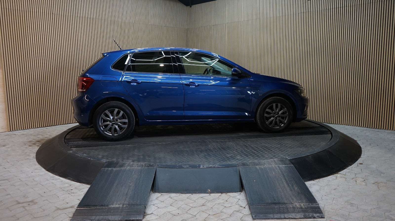 Blå VW Polo fra 2018