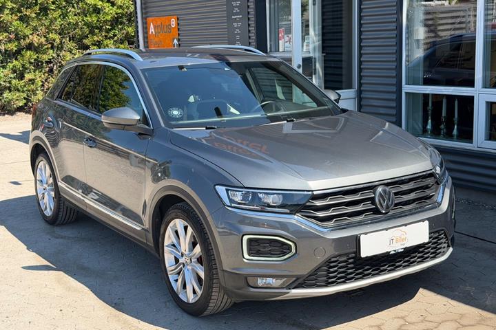 Grå VW T-Roc fra 2018 set udefra