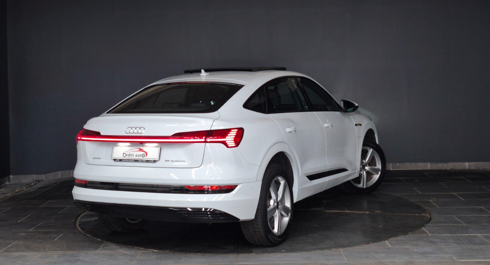 Hvid Audi e-tron fra 2020