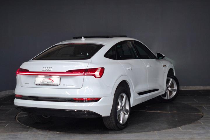 Hvid Audi e-tron fra 2020