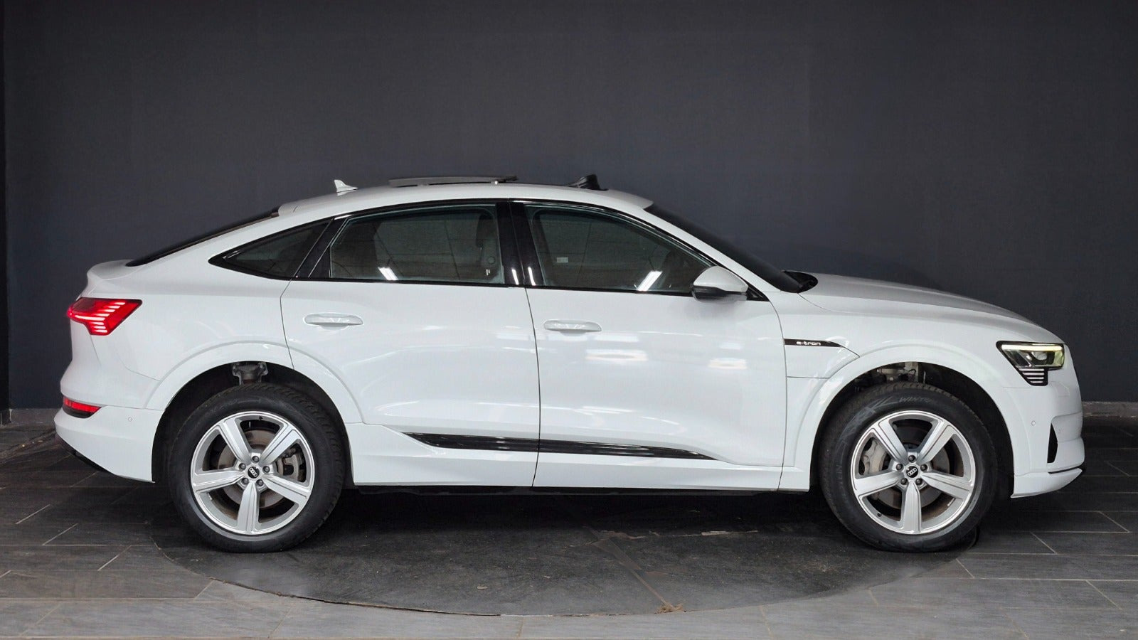 Hvid Audi e-tron fra 2020