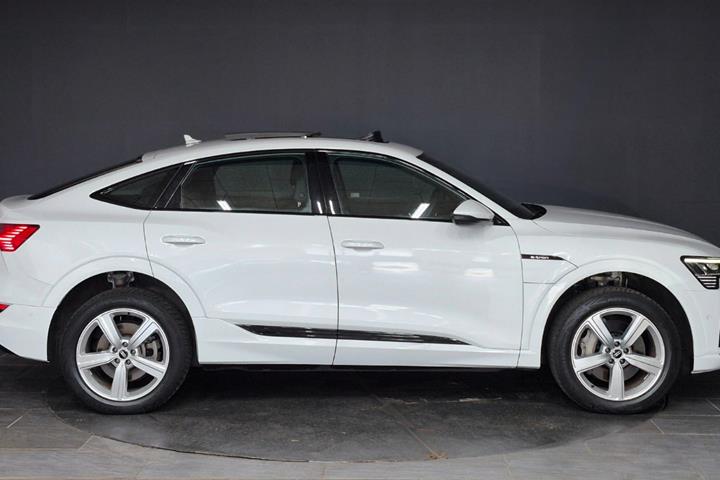 Hvid Audi e-tron fra 2020