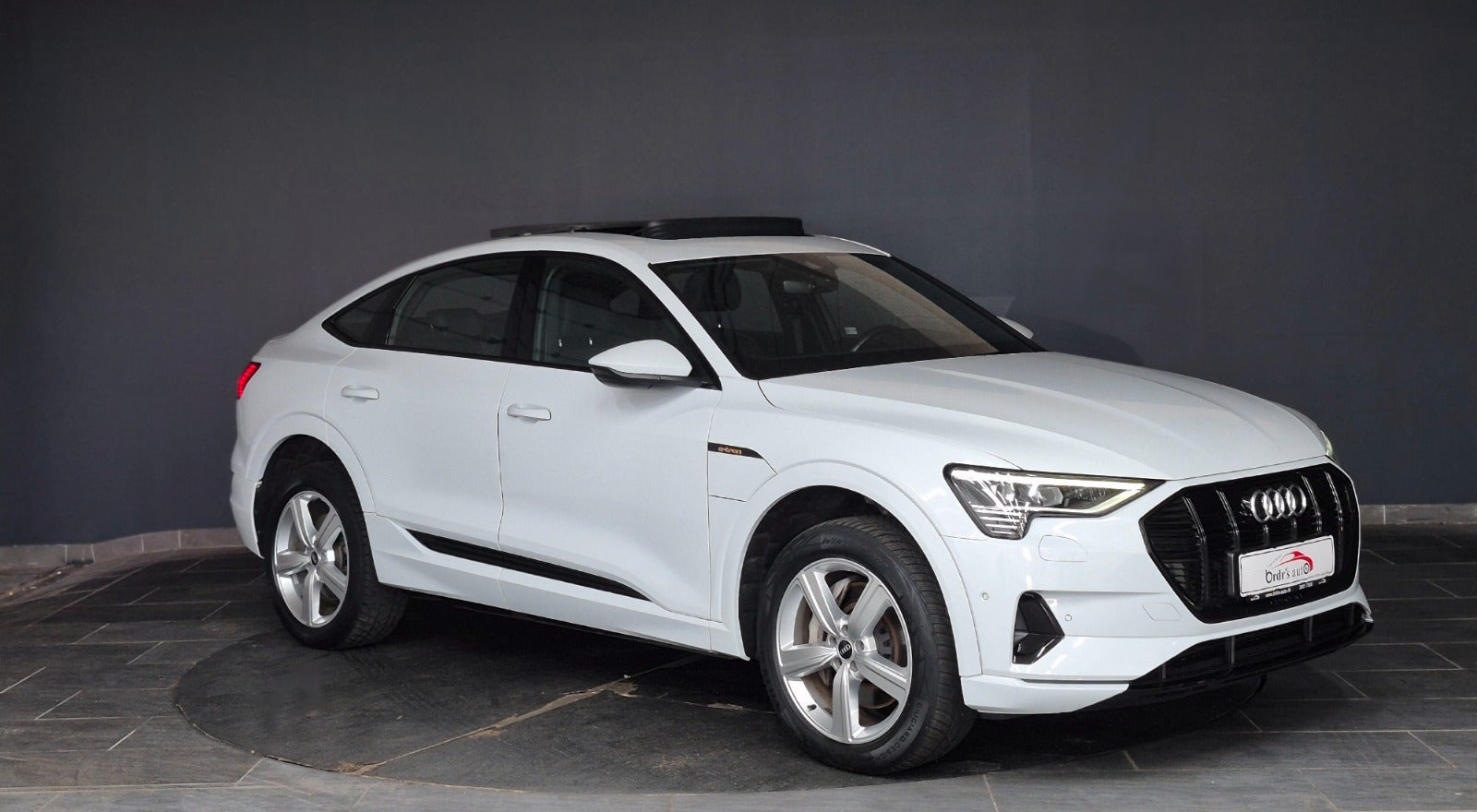 Hvid Audi e-tron fra 2020