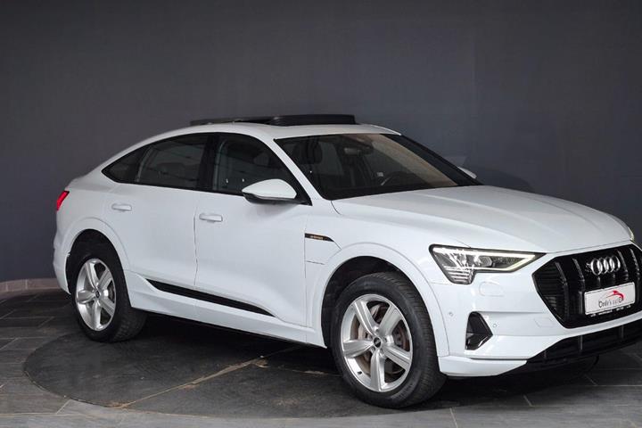 Hvid Audi e-tron fra 2020