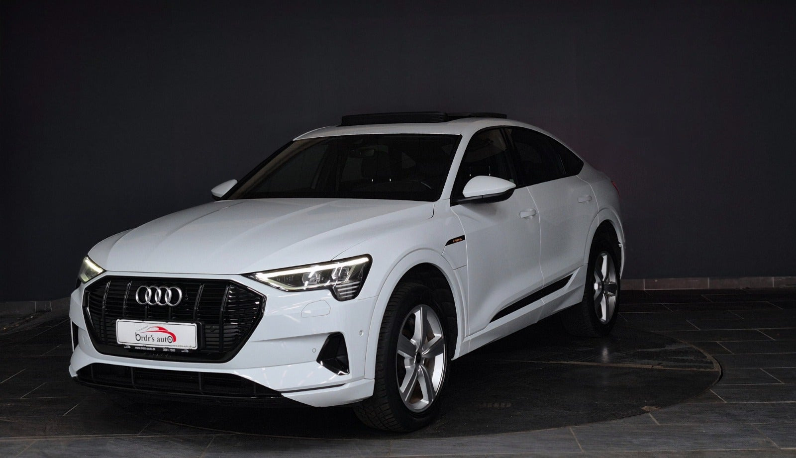 Hvid Audi e-tron fra 2020