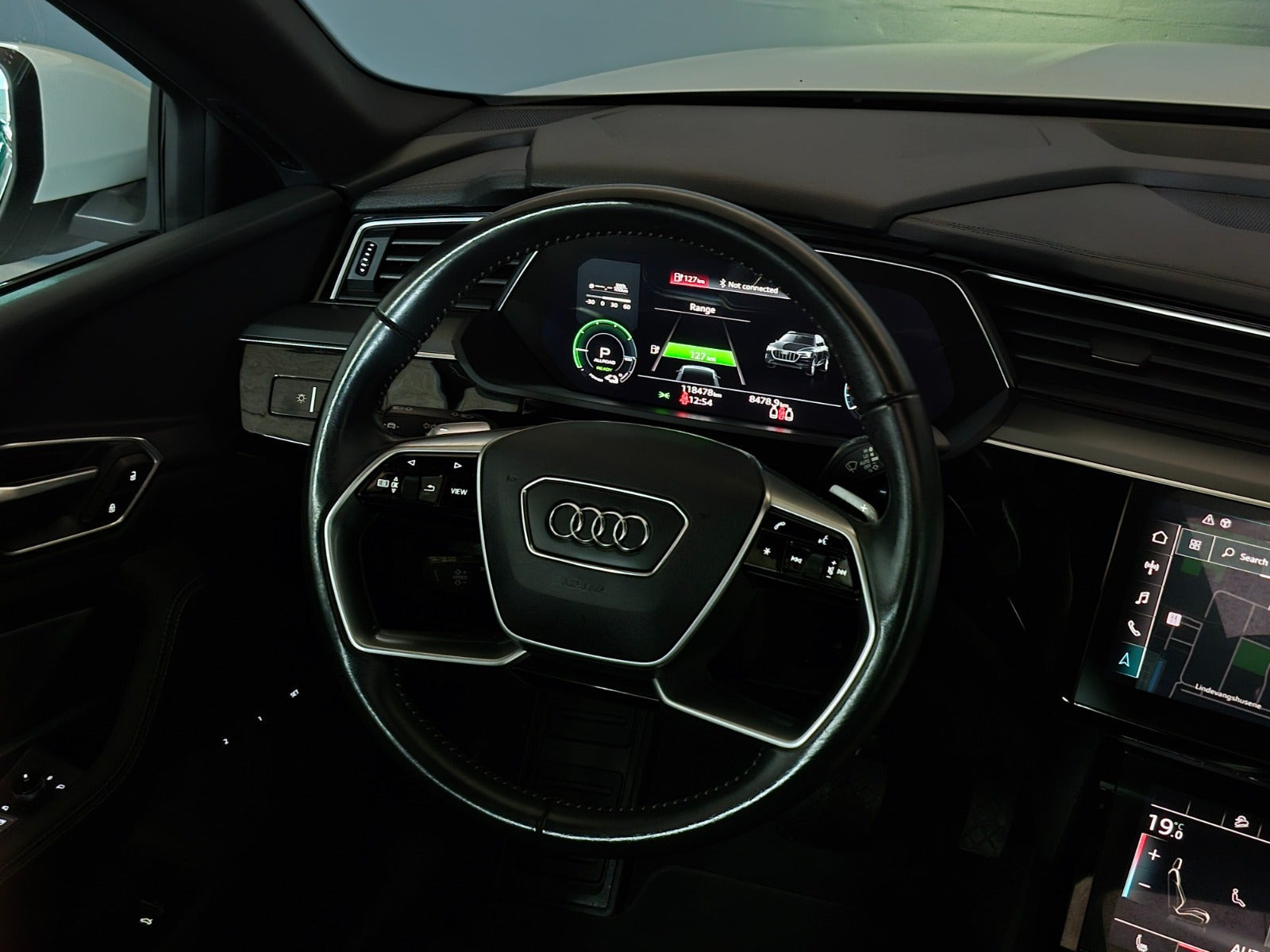 Hvid Audi e-tron fra 2020