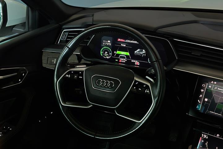 Hvid Audi e-tron fra 2020