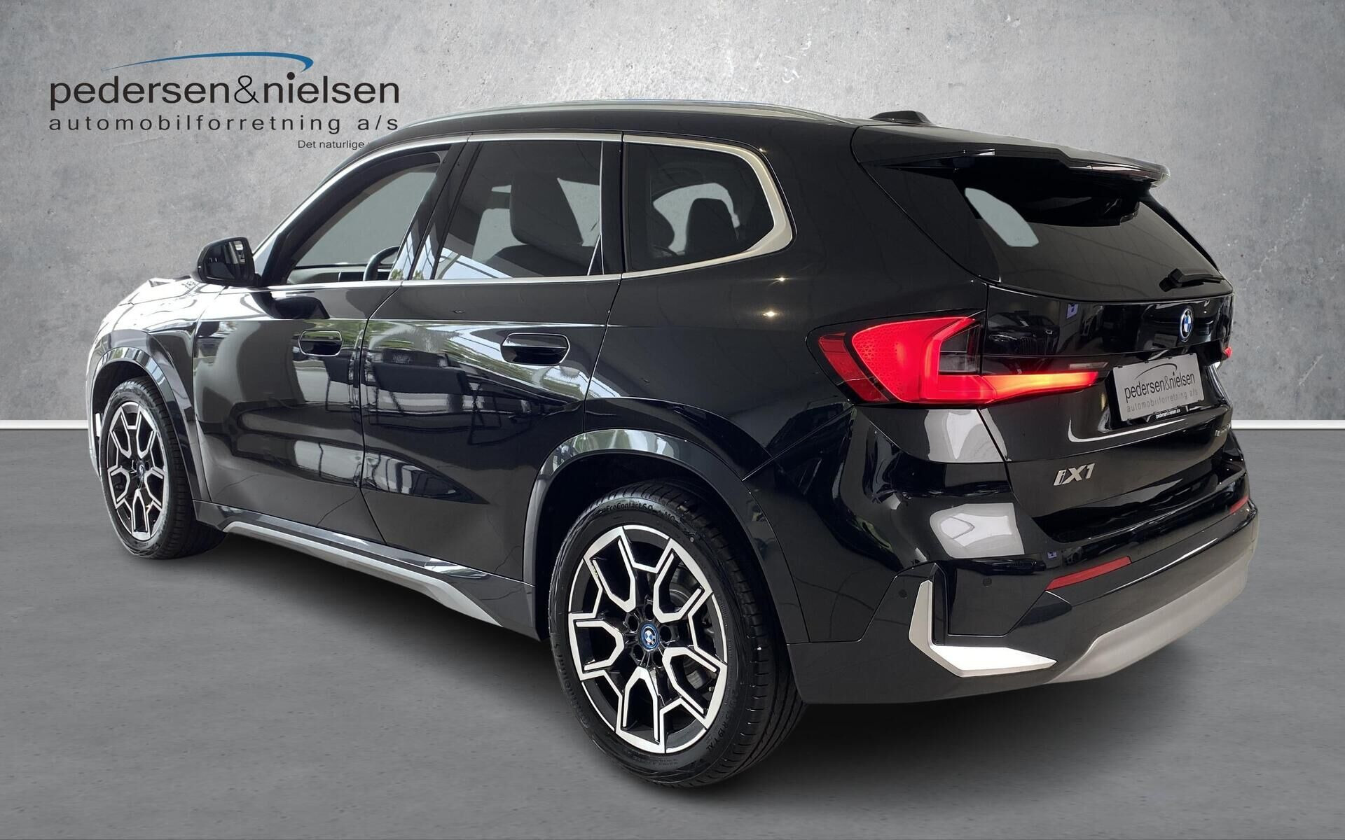 Sort BMW iX1 fra 2025
