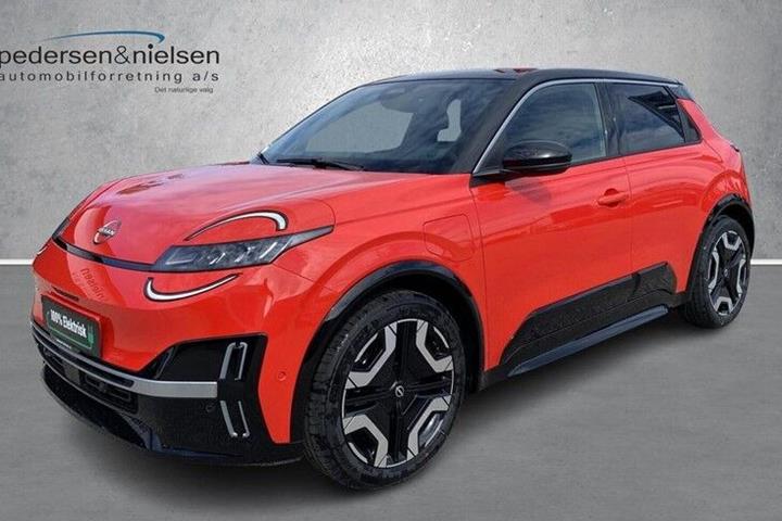 Rød Nissan Micra fra 2025 set udefra
