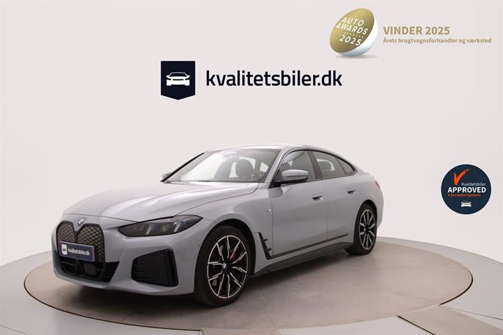 Grå BMW i4 fra 2025 set udefra