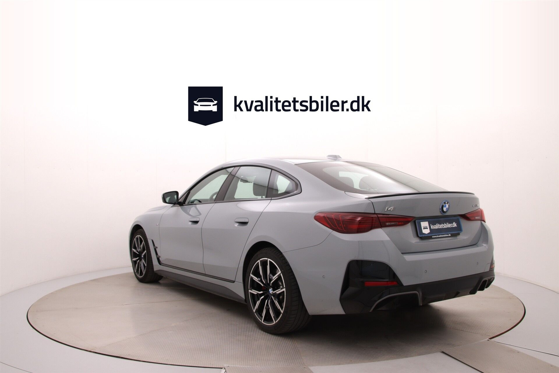 Grå BMW i4 fra 2025