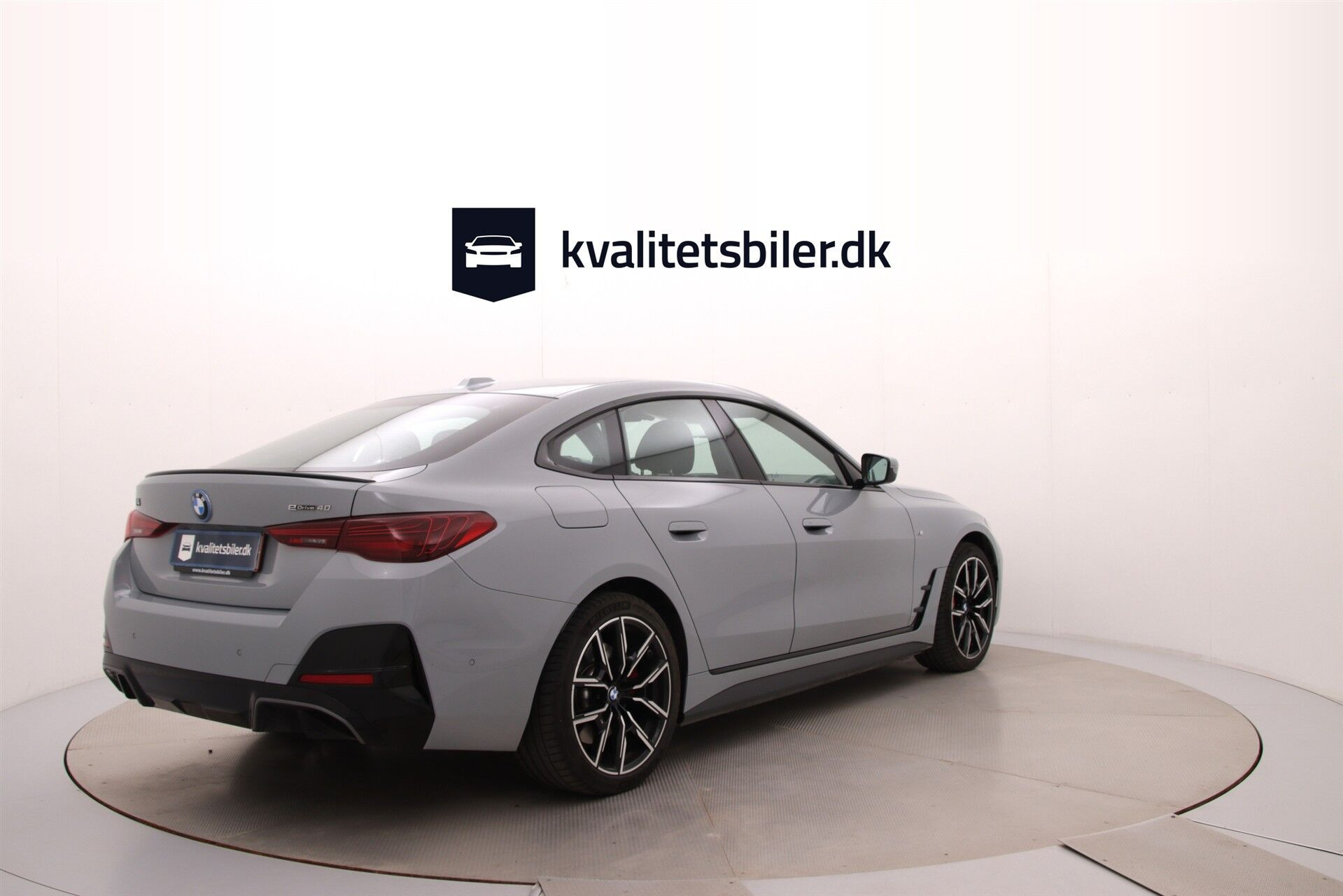Grå BMW i4 fra 2025