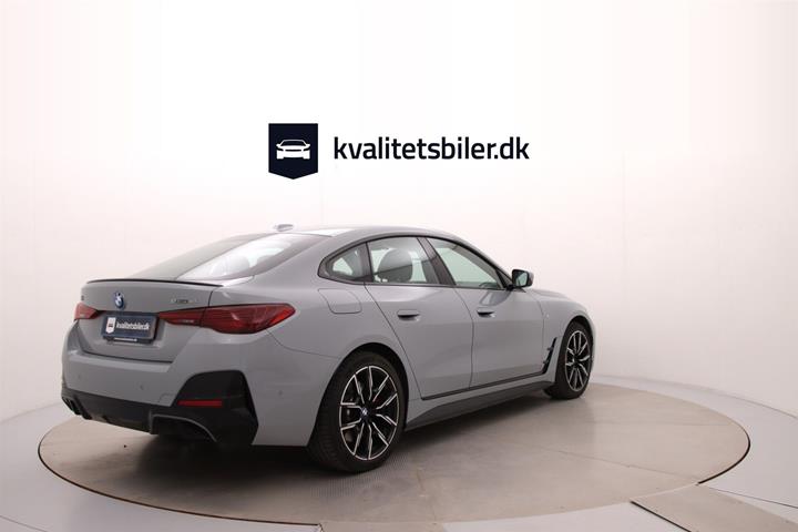 Grå BMW i4 fra 2025