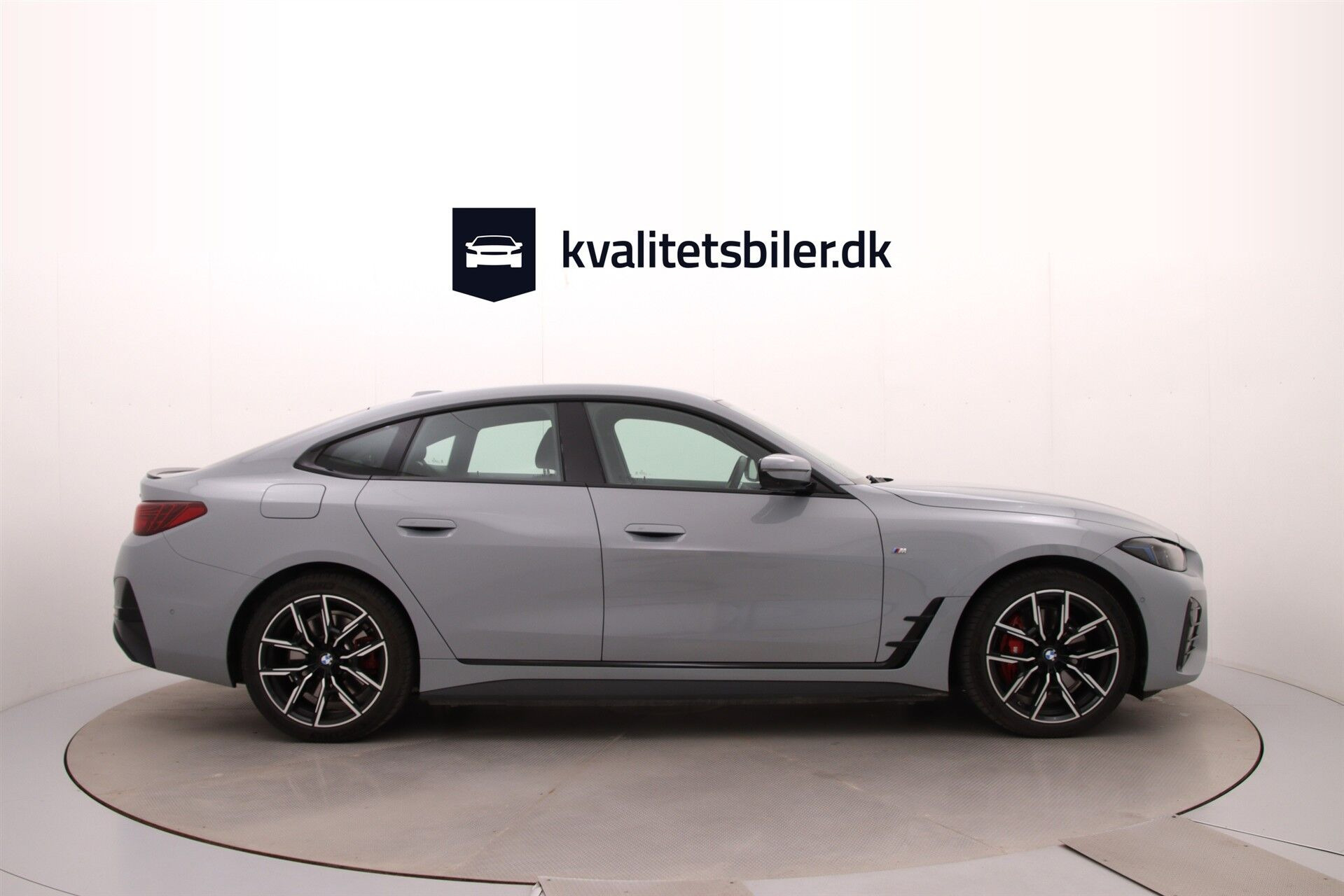 Grå BMW i4 fra 2025
