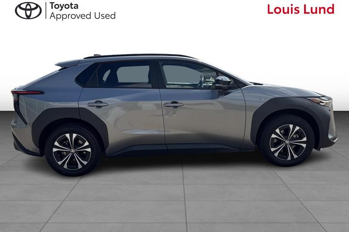 Grå Toyota BZ4X fra 2024