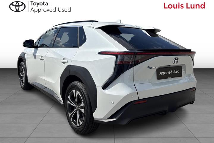 Hvid Toyota BZ4X fra 2025