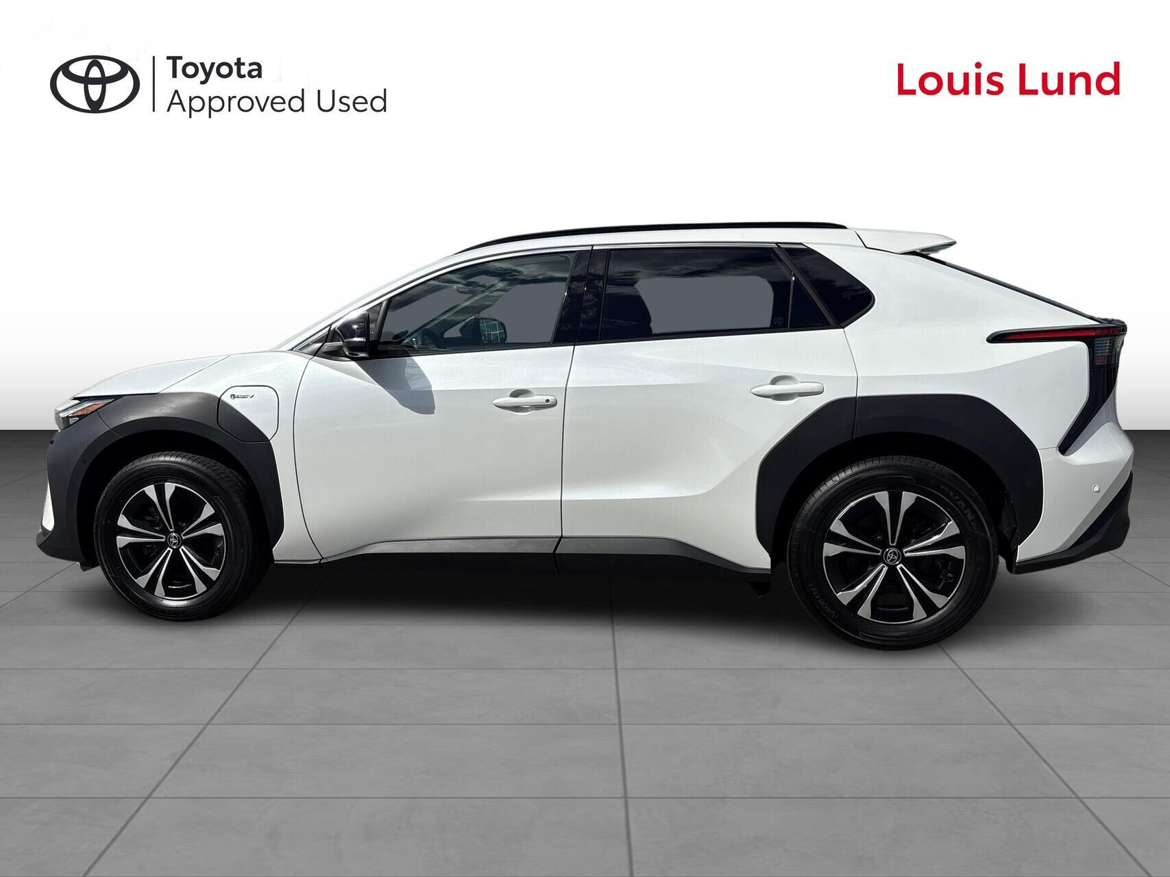 Hvid Toyota BZ4X fra 2025