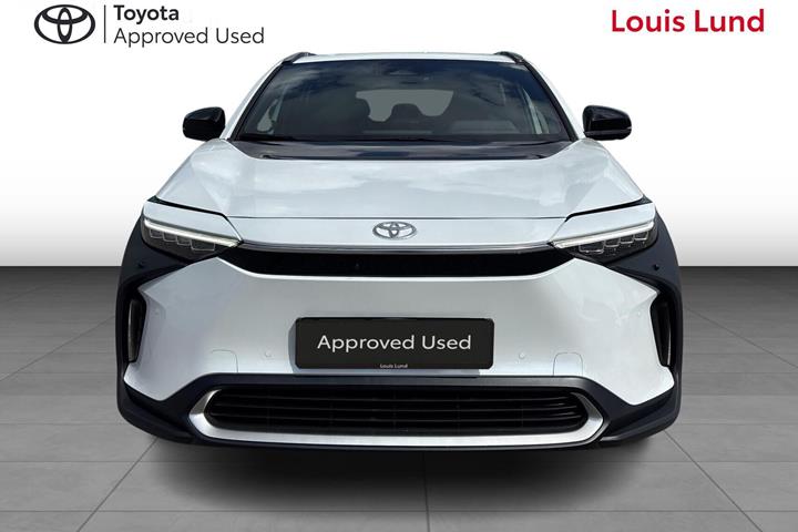 Hvid Toyota BZ4X fra 2025
