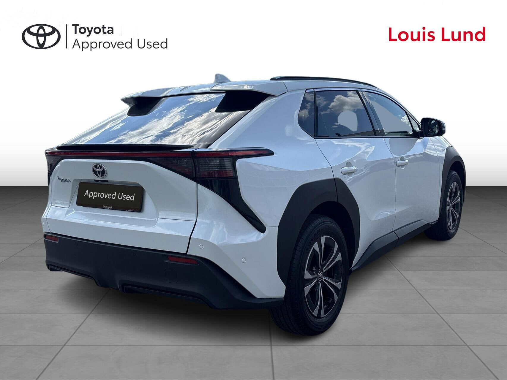 Hvid Toyota BZ4X fra 2025