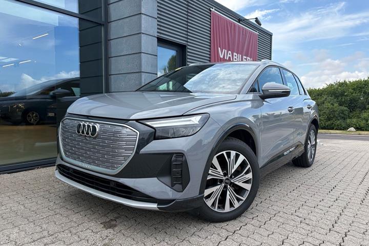 Grå Audi Q4 fra 2023 set udefra