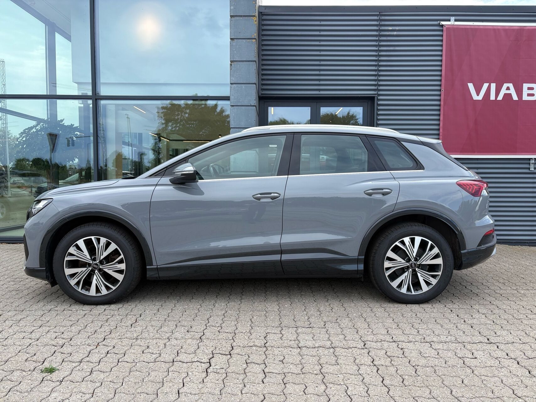 Grå Audi Q4 fra 2023