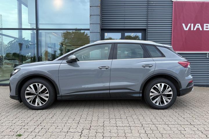 Grå Audi Q4 fra 2023