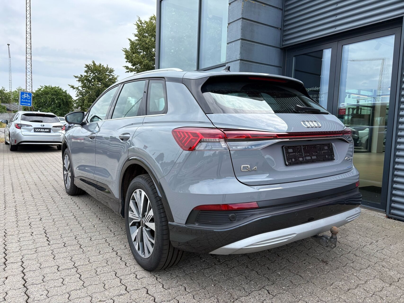 Grå Audi Q4 fra 2023