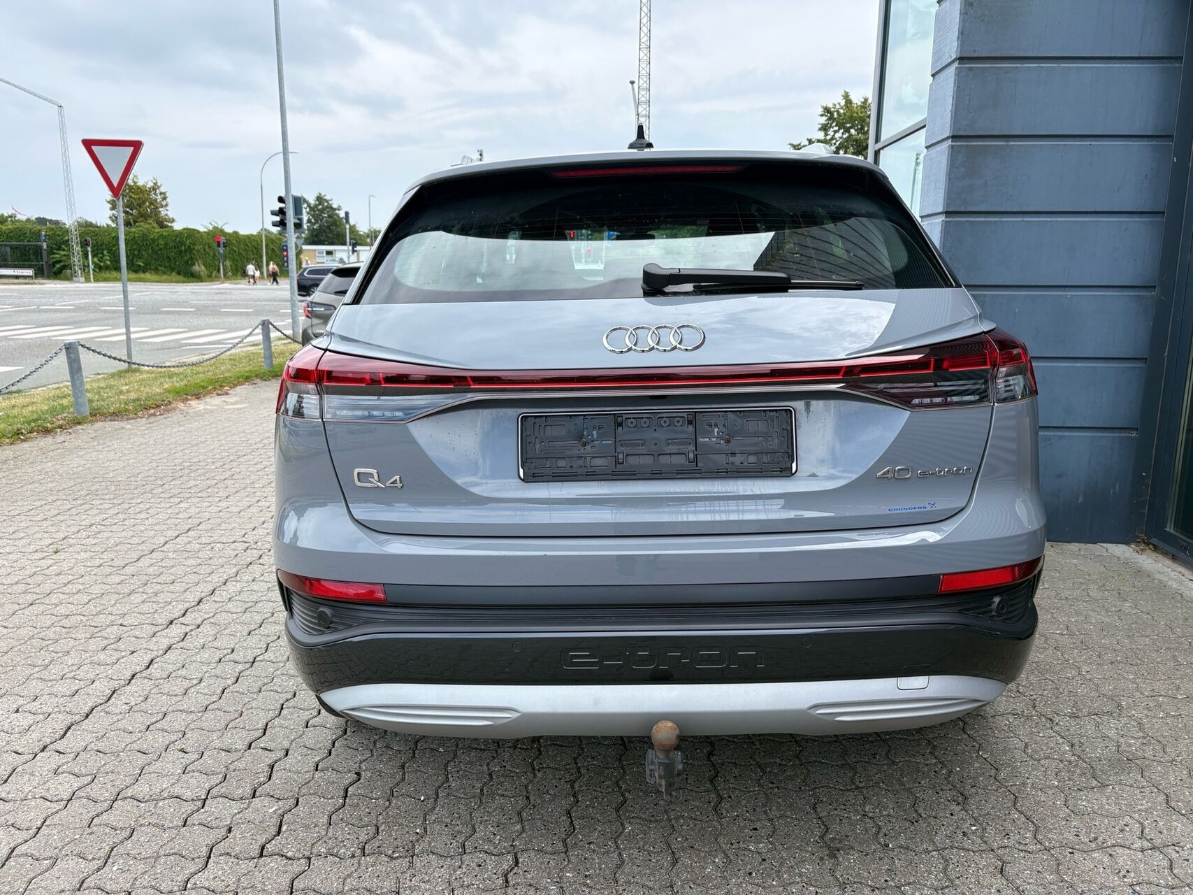 Grå Audi Q4 fra 2023