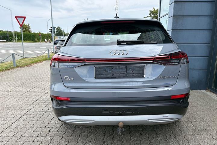 Grå Audi Q4 fra 2023