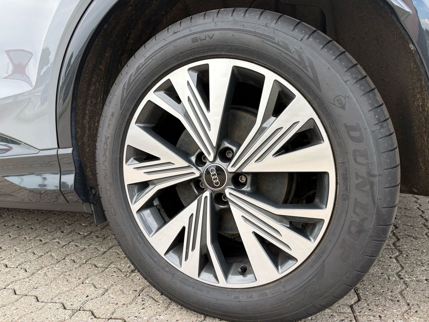 Grå Audi Q4 fra 2023