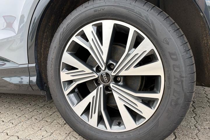 Grå Audi Q4 fra 2023