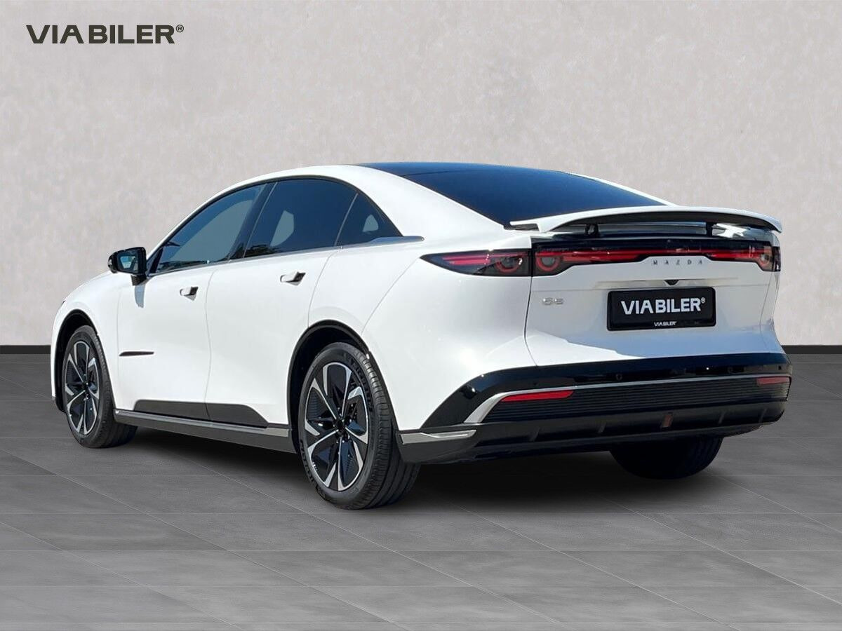 Hvid Mazda 6e fra 2026