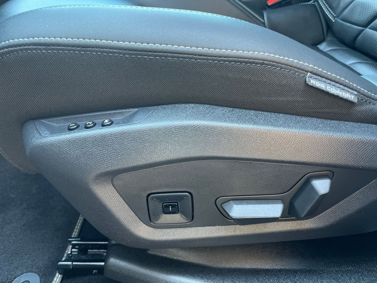 Blå Peugeot e-5008 fra 2025